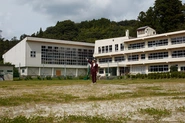 岩手県一関市の本社は、廃校になった小学校。社長の千葉の母校の体育館を改装して食品工場に、校舎を本社にしています。
