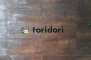 2020年8月3日に社名を『toridori』に変更。ロゴのカラーは「レッド＝情熱」 「ブルー＝冷静」「グリーン＝知性」「イエロー＝活気」とtoridoriの目指す姿を表現しています。