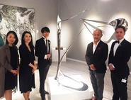 彫刻家の尾崎さん（右から2番目）とニューヨークの会場にて