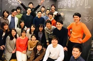 東京・高円寺のNPOカタリバ本部。ボランティア・インターンも多数活動に参画し、10代との”ナナメの関係”を築いています。