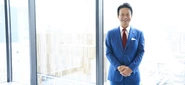 会長兼ファウンダー　髙橋恭介　2008年9月25日に700万円の資本金から会社を創業し、社 　員も200名を超える会社へと成長させてきました。
