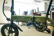 1充電で最長100km走行し、スタイリッシュなデザインにもこだわった電動自転車HoldOn。amazonの電動自転車売れ筋ランキングで1位を獲得しました。