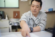 「モノづくりが好きなので職人さんの手伝いをすることもある」という伊藤さん（48歳）は、社内でも面倒見がよいと評判だ。