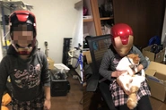 自社IP研究用に購入したアイアンマンマスクを被って遊ぶ子ども と、猫。