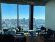 スクランブルスクエアの上層階からの眺めは最高です。東京タワーやスカイツリーも良く見え、いつもノリノリで仕事できます。