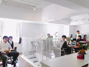 新宿のオフィス。クライアント先を訪問することが多いのですが、オフィスに来れば、みんなクリエイティブに集中します。