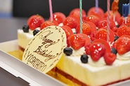 メンバーの誕生日は全力でお祝いしています。ケーキが苦手な方はピザをどうぞ！