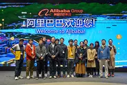 国内と海外を結ぶソリューション・サービスを展開したいという思いから、年に一回は社員全員で海外旅行に行っています。 2018年は上海・広州に行きました！