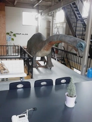 恐竜がいる謎の本社事務所
