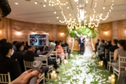 結婚式専用ライブ配信アプリ「Wedding Live」を開発し、スマホで簡単に高画質な結婚式の配信を実現。当日会場に来れないゲストのために感動を届けます。