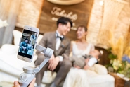 2020年 11 月に TRUNK BY SHOTO GALLERY で行なわ れた挙式を WeddingLive にて配信。リアルのゲス ト 60 人、ライブ配信は 90 人規模で行なわれた。 ご祝儀はオンラインでも受け取れるシステムを導入。新たな「結婚式の選択肢」としての