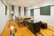 札幌オフィス 体育館会議室（廃校になった北海道の小学校の廃材を利用した会議室です）