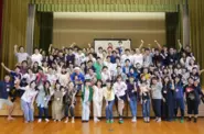 島根県で運営している「おんせんキャンパス」での全社会議の風景。年に1度、全職員が集まり（昨年からはオンライン）、カタリバの提供価値や今後の事業に関して意見を交わします。