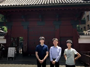 創業日に赤門前で撮った写真。左から佐藤、松藤、吉岡