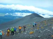 登山装備のレンタルを利用し富士登山に望むお客様。