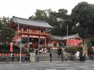 京都本社は祇園からほど近く、オフィス街を抜けると京都らしい町並みが広がっています。