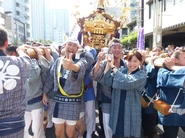 共に歴史を重ねてきた亀戸天神の例大祭では船橋屋社員も御神輿を担ぎ、地域の皆さまと一緒に盛り上がります。