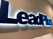 重厚感のあるエントランスに「LeadPlus」の文字！