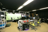 三田本社にあるスタジオではゲームとアニメの情報バラエティ「木曜だからゲッチャ」をはじめ、様々な配信番組制作の収録が行われています。