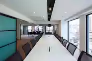 Meeting Room：大きな窓が採光性抜群。圧倒的な開放感の中、外部ブレーンも交えて日々企画のブレストを行っています。