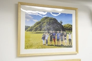 2019年のハワイ研修旅行時の写真。みんなの思い出をいつでも共有できるように、社内のいたるところに写真が飾ってあります。