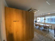 大阪オフィスはエントランスを入るとMEETINGの名の通り、すぐにミーティングスペース！