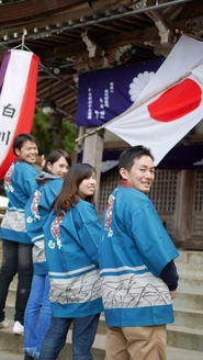 時には、祭りなどにも参加します