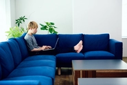 ソファーやカフェスペースなど、席以外でも集中して作業できる環境を用意しています。