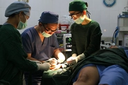 創業者の吉岡秀人は、現役の小児外科医です
