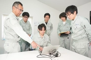 若手社員が、新しい加工技術にチャレンジしています。全員でサポート！