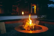 夜はお庭で焚き火もできる宿です。