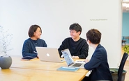 日本にはボーダレス・ジャパンの拠点として、東京・福岡にグループ会社で共同を利用いているシェアオフィスがあります。オフィスは、フリーアドレスで指定の席がないため、グループ会社を超えてコミュニケーションをとりながら、オープンで賑やかな雰囲気です。
