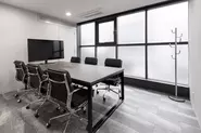 恵比寿オフィスMTGルームです。現在はこのお部屋でクライアントとのWEBミーティングを行うことが多いです。