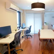 デザイナーズマンションの一室をオフィスにしたアットホームな環境