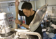 愛媛県今治市にあるクラフトビールの醸造所「今治街中麦酒」。中途入社のメンバーが新規で開発・運営し、愛媛の素材を使った個性豊かなビールなどを提供しています。