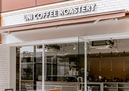 【フードテック事業 UNI COFFEE ROASTERY】キャッシュレスオーダーに対応した、横浜発のカフェ&ロースタリー。店内はリラックス出来る空間をテーマに、白を貴重としたどこか抜け感のある空間に仕上げています。
