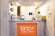 bnb+ 秋葉原店のフロントです。もちろん顔認証システムは導入されています。
