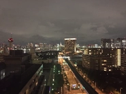 ビル屋上から都心方面を望むとこんな感じ。レインボーブリッジや東京タワー、スカイツリーも一望できます。
