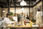 オフィスペースは、コミュニケーションの取りやすい広々とした空間。