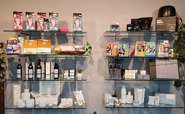 武内製薬のオフィスに展示されている自社製品の数々。