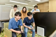 休憩時間には和気あいあいとゲームをすることも