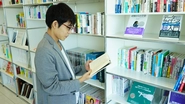 GMOインターネットグループには、パートナー向けの図書館＆自習室「GMOLibrary」があり、幅広い書籍を借りることが可能です。