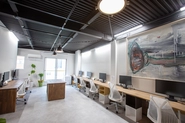 2021年に移転した新オフィス。1名1名に十分なスペースが与えられています