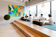 GINZASIX　©︎WeWork内にオフィスがあります。様々な業種の人達とも交流ができます。