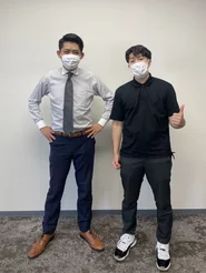 21年新卒入社の山田くん(右)と、その同級生で中途入社の竹田くん(左)です。新卒・中途を問わず、20代の若手が中心となって活躍しています。