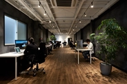 京都オフィスの様子／デュアルモニタなどワーク環境は希望にあわせて積極的に投資しています