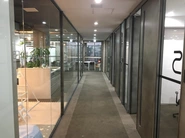 2018年に移転した透明感あるきれいな本社オフィスです。