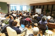 当社主催のMeetUP（技術勉強会）の様子です。ラクスの開発部には、技術イベントを専門的に運営するチームがあり、ビアバッシュ（社内向け勉強会）、MeetUP（社外向け技術勉強会）といったテックイベントを積極的に開催/運営しています。