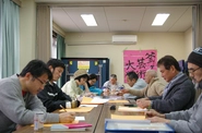 ココルームが主催する「釜ヶ崎芸術大学」の詩の授業の様子