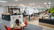 東京オフィスは、全面フリーアドレスを導入しており、仕事する場所や共に働く仲間を自由に選べる環境です。リモートワークも導入されております。